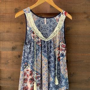 Tria Tria Women's M Sleeveless Scoop Chrochet Neck Red Blue Cream